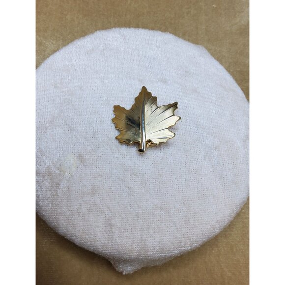 unmarked Jewelry - Vintage Goldtone Canadian Maple Leaf Brooch, 1.5" x 1.36"